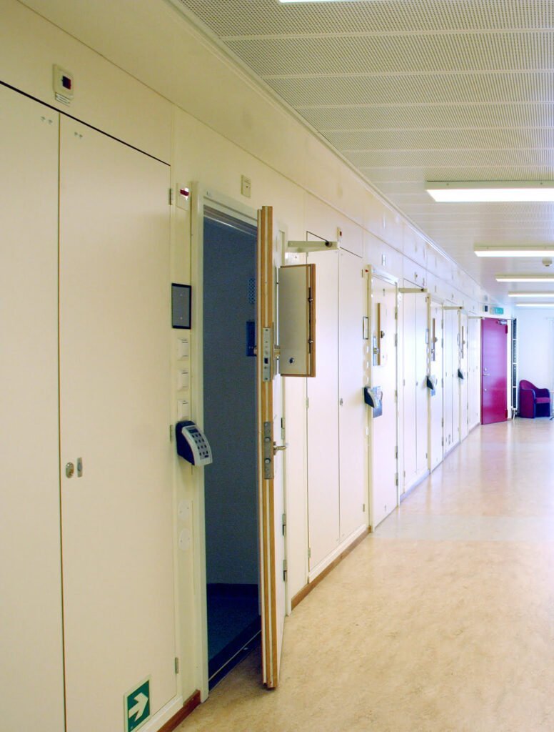 Celldörrar i trä IMG 7175