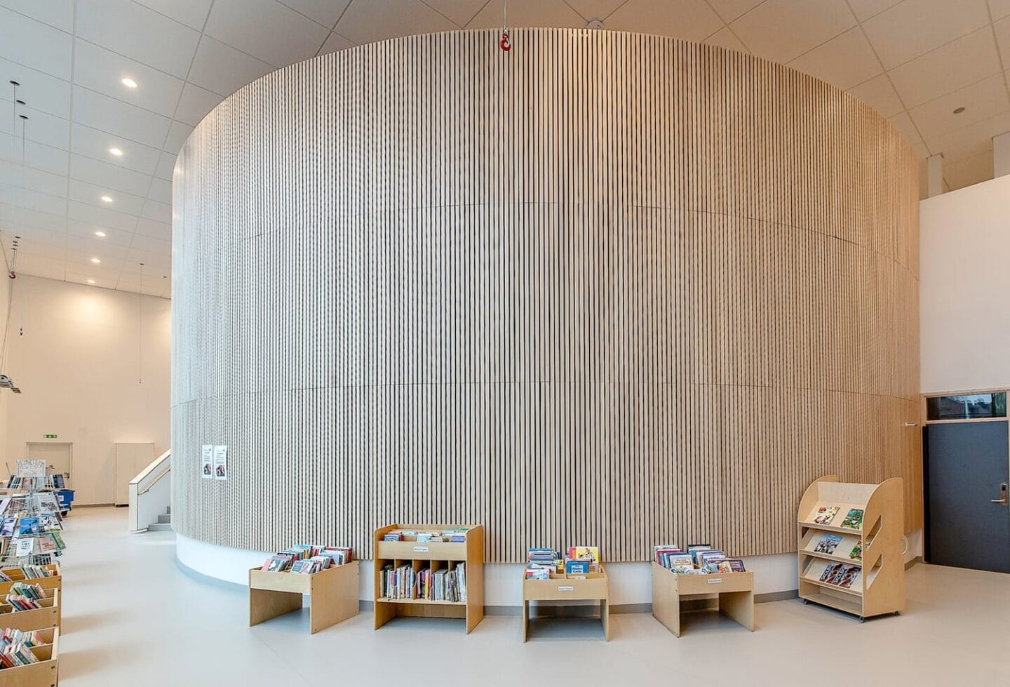 Träets roll och betydelse i skapandet av arbets- och skolmiljöer